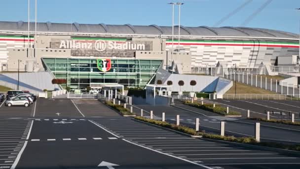 Turin, Piemonte, Italien. Mars 2020 Rädslan för virus kronan infektion håller fotbollsstadion stängd: från bilderna kan vi se det praktiskt taget öde. Trevlig solig dag. — Stockvideo