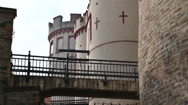 Costigliole d'Asti, Piémont, Italie. Mars 2020. Belle vue latérale sur les deux tours du château, notez les élégantes finitions rouges qui donnent de l'élégance au corps du manoir . — Video