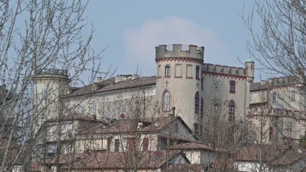 Costigliole d 'Asti, Πεδεμόντιο, Ιταλία. Μάρτιος 2020. Στατικό υλικό του κάστρου: το κομψό και επιβλητικό σχήμα του ξεχωρίζει από τα γύρω σπίτια. Μπλε ουρανός — Αρχείο Βίντεο