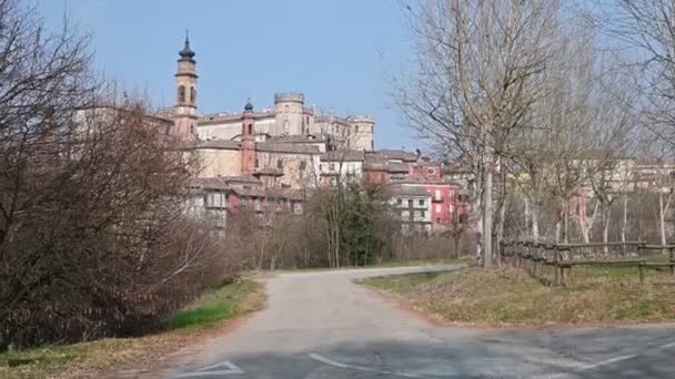 Costigliole d'Asti, Piémont, Italie. Mars 2020. Des images inclinées juste à l'extérieur du village. Levant les yeux de la rue, l'élégant château aux finitions rouges se démarque . — Video