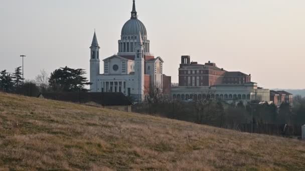 Colle Don Bosco, Piemont, Włochy. marzec 2020. Widok na imponującą bazylikę. Nagranie ruchu pochylenia. Światło późnym popołudniem. — Wideo stockowe