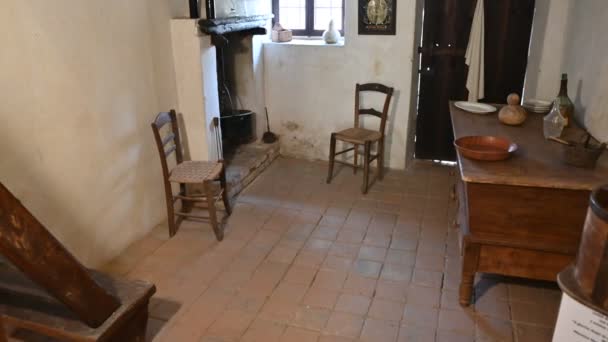 Colle Don Bosco, Piedmont, İtalya. Mart 2020. Saint Giovanni Bosco 'nun evinin içi mükemmel korunmuş. Şöminenin yanına iki sandalye ve duvara karşı bir büfe.. — Stok video