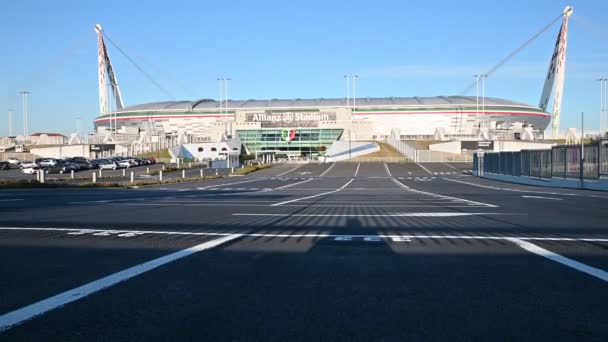 Turyn, Piemont, Włochy. Marzec 2020 Strach przed zakażeniem wirusem utrzymuje stadion piłkarski zamknięty: z materiału widać, że jest praktycznie opuszczony. Ładny słoneczny dzień.. — Wideo stockowe