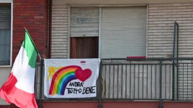 Torino, Piedmont, İtalya - Mart 2020. Andra, evin balkonunda asılı duran bir pankart verdi.