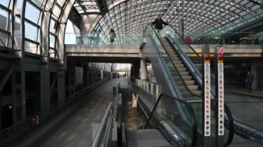 Porta Susa Tren İstasyonu 'nun ana salonu. Torino, Piedmont, İtalya