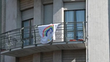 Torino, Piedmont, İtalya - Mart 2020. Andra, evin balkonunda asılı duran bir pankart verdi.