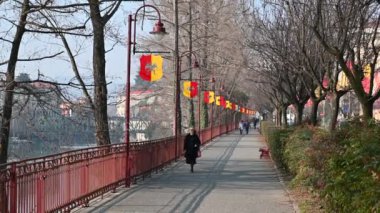 Ivrea, İtalya, Piedmont. Şubat 2020. Şehir turuncu savaş günleri için hazırlanıyor. Bölgelerin bayrakları her yerde sergileniyor. Kanıt olarak kulenin bölgesi.