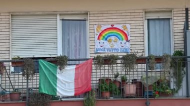 Torino, Piedmont, İtalya - Mart 2020. Andra, evin balkonunda asılı duran bir pankart verdi.