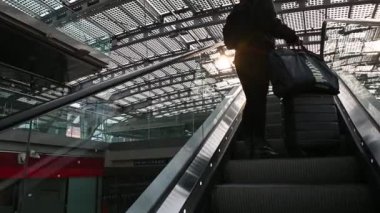 Porta Susa Tren İstasyonu 'nun ana salonu. Torino, Piedmont, İtalya