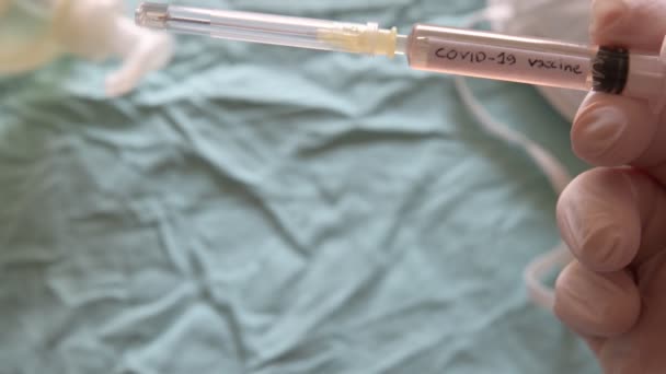Mavi Tıbbi Kumaşın Önünde Kovid Aşısı Olan Şırınganın Yakın Çekim — Stok video
