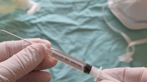 Nahaufnahme Einer Spritze Mit Covid Impfstoff Vor Blauem Medizinischen Tuch — Stockvideo