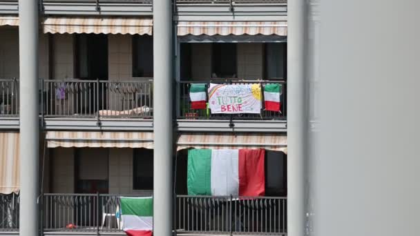 トリノ ピエモンテ イタリア 2020年3月 家のバルコニーにぶら下がっているアンドラ トゥット プラカード — ストック動画