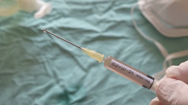 Imagens Close Seringa Com Vacina Covid Frente Pano Médico Azul — Vídeo de Stock