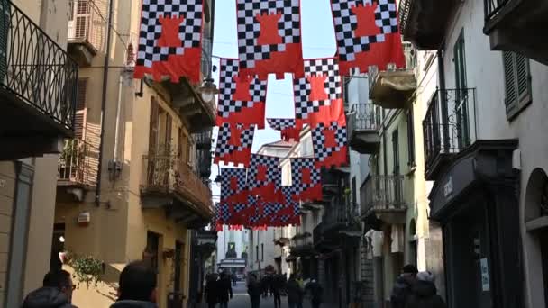 Ивреа Италия Пьемонт Февраль 2020 Город Готовится Оранжевым Боям Флаги — стоковое видео