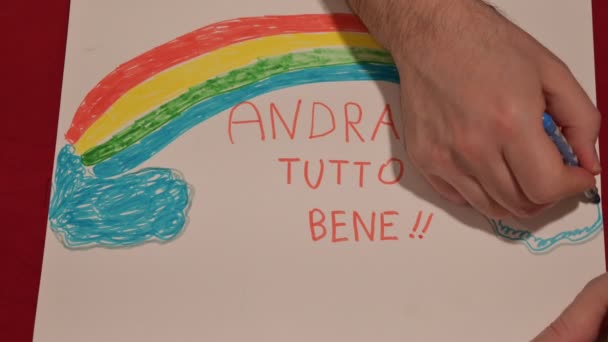 トリノ ピエモンテ イタリア 2020年3月 コロナウイルスの隔離 虹とメッセージを描いた白いシートのクローズアップ映像でいいですね — ストック動画