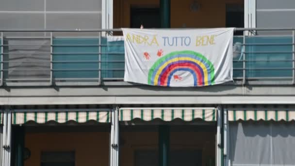 トリノ ピエモンテ イタリア 2020年3月 家のバルコニーにぶら下がっているアンドラ トゥット プラカード — ストック動画