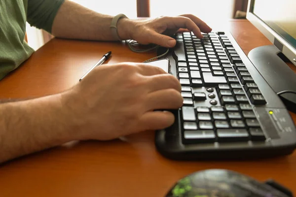 Turim Piemonte Itália Abril 2020 Mãos Homem Caucasiano Digite Teclado — Fotografia de Stock