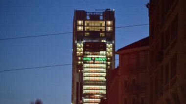 Turin, İtalya, Piedmont.Şubat 20.Piazza Stadyumu 'ndan çekilen gece görüntüleri. Arka planda Intesa-SanPaolo bankasının gökdeleni, genel merkezi. Yeşil yazı işaretli, yanıp sönen ışıklar.