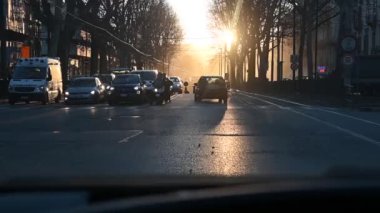 Torino, İtalya, Piedmont. Şubat 2020. Sabahın erken saatlerinde bir trafik ışıklarında: Sabah güneşi parlar. Trafik ışıklarında duran araçları tanıyabilirsiniz..