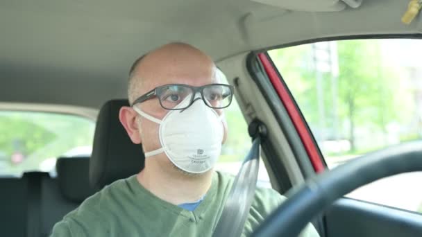 Коронавірусна Хвороба Портрет Білої Людини Водить Машину Білій Масці — стокове відео