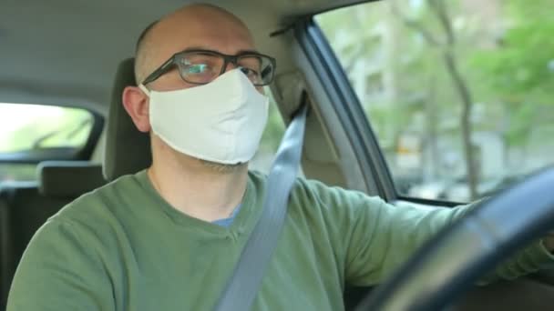 Pandemia Koronawirusa Portret Białego Mężczyzny Prowadzącego Samochód Białej Masce — Wideo stockowe