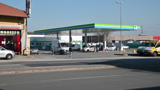 Torino, Piedmont bölgesi. İtalya, Ocak 2020. Bir otomotiv metan dağıtıcısı: büyük yeşil M logosu bu ekolojik yakıtı tanımlar. Pan hareketli gündüz görüntüleri. — Stok video