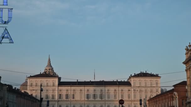 Turin, Piemonte-regionen. Italien, februari 2020. Bilder på Piazza Castello i riktning mot det kungliga palatset. Eftermiddagssolen lyser upp fasaden. Folk går. — Stockvideo