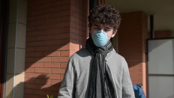 Quarantena Coronavirus Ragazzo Caucasico Dai Capelli Castani Indossa Una Maschera — Video Stock