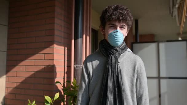 Cuarentena Por Coronavirus Chico Caucásico Cabello Castaño Usa Máscara Azul — Vídeo de stock