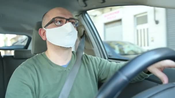 Pandemia Coronavirus Retrato Del Hombre Caucásico Conduciendo Coche Con Máscara — Vídeo de stock