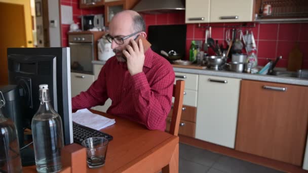Pandemia Coronavírus Homem Caucasiano Montou Estação Trabalho Cozinha Doméstica — Vídeo de Stock