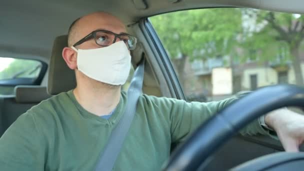Pandemia Koronawirusa Portret Białego Mężczyzny Prowadzącego Samochód Białej Masce — Wideo stockowe