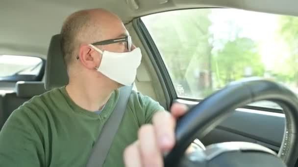 Coronavirus Pandemie Porträt Eines Kaukasischen Autofahrers Mit Weißer Maske — Stockvideo