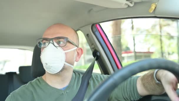 Pandemia Coronavirus Retrato Del Hombre Caucásico Conduciendo Coche Con Máscara — Vídeo de stock