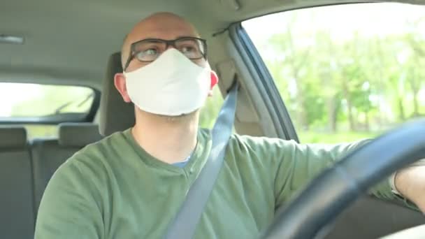 Pandemia Coronavírus Retrato Homem Branco Dirigindo Carro Usando Máscara Branca — Vídeo de Stock