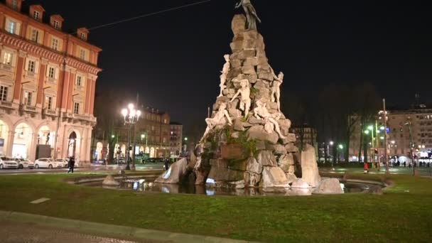 Torino, Piedmont bölgesi. İtalya, Ocak 2020. Piazza heykelciği, Frejus tünel çeşmesinde, gece çekimleri ve eğik hareketler. Biraz karanlık ve gizemli bir atmosfer. — Stok video