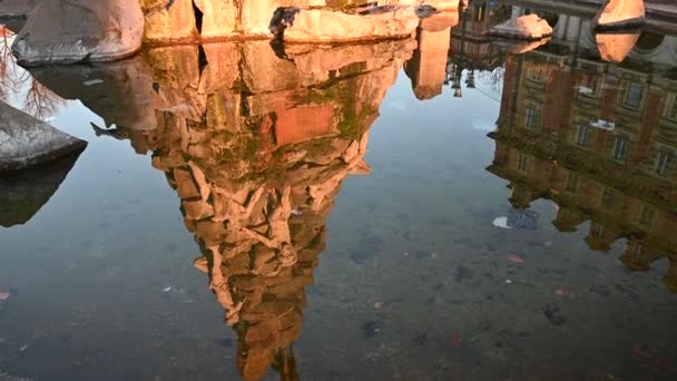 Torino, Piedmont bölgesi. İtalya, Ocak 2020. Piazza heykelciği, Frejus tünel çeşmesinde, fıskiyenin su aynasına yansıyan görüntüler oyunu. Eğik hareket görüntüleri. — Stok video
