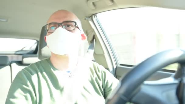 Pandémie Coronavirus Portrait Homme Caucasien Conduisant Une Voiture Portant Masque — Video