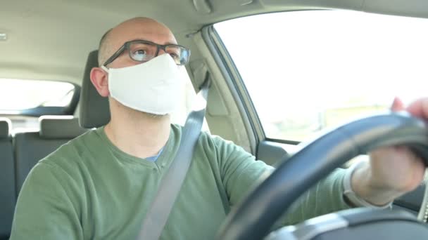 Pandemia Coronavirus Ritratto Uomo Caucasico Che Guida Auto Con Una — Video Stock