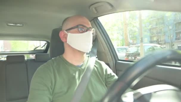 Pandemia Coronavirus Retrato Del Hombre Caucásico Conduciendo Coche Con Máscara — Vídeo de stock