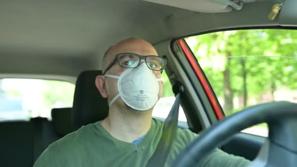 Coronavirus Pandemie Porträt Eines Kaukasischen Autofahrers Mit Weißer Maske — Stockvideo