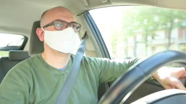 Pandémie Coronavirus Portrait Homme Caucasien Conduisant Une Voiture Portant Masque — Video