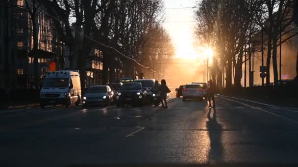 Turin, Italien, Piemont. Februar 2020. An einer Ampel am frühen Morgen: Die Morgensonne blendet. Man erkennt die Fahrzeuge, die an der Ampel stehen bleiben. — Stockvideo