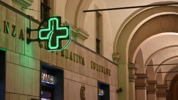 Turín, región del Piamonte, Italia. Enero 2020. Signo iluminado de una farmacia. La forma característica y el color verde típico lo hacen inmediatamente identificable . — Vídeos de Stock