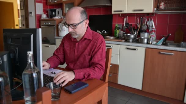 Coronavirus Pandemic Caucasian Man Has Set Workstation Home Kitchen — Stock Video