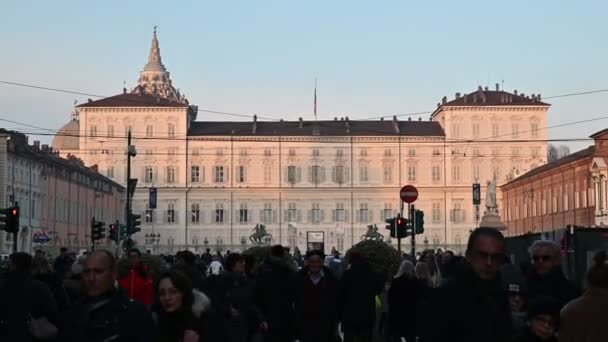 Turín, region Piemont. Itálie, únor2020. Záběry z Piazza Castello směrem ke královskému paláci. Odpolední slunce osvětluje fasádu. Lidé chodí. — Stock video