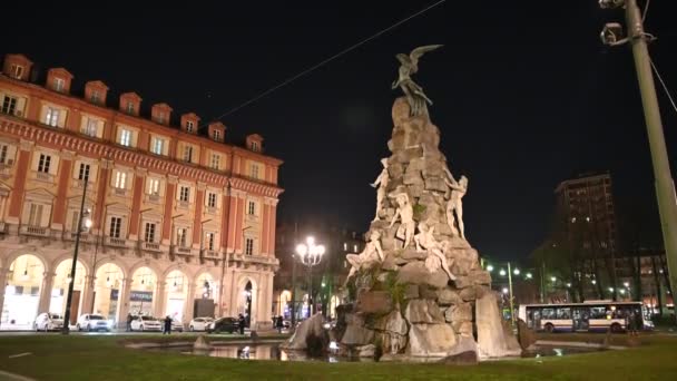 Torino, Piedmont bölgesi. İtalya, Ocak 2020. Piazza heykelciği, Frejus tünel çeşmesinde, gece çekimleri ve eğik hareketler. Biraz karanlık ve gizemli bir atmosfer. — Stok video