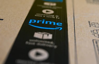 Torino, Piedmont, İtalya. Nisan 2020. Karantina ve sosyal mesafe. Coronavirus Amazon paketlerinin teslimatının artmasına neden olur: Amazon parselinin mavi 