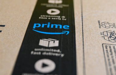 Torino, Piedmont, İtalya. Nisan 2020. Karantina ve sosyal mesafe. Coronavirus Amazon paketlerinin teslimatının artmasına neden olur: Amazon parselinin mavi 
