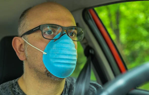 Coronavirus Pandemi Porträtt Kaukasisk Man Som Kör Bilen Blå Mask — Stockfoto